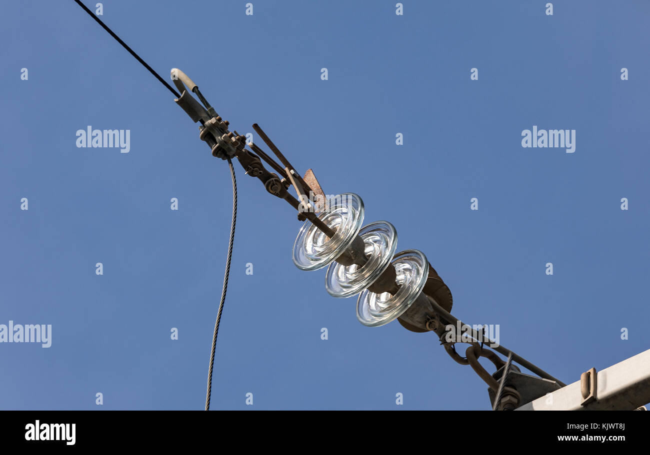Glas Isolator an der Power Line. Isolierung von elektrischen Hochspannungsleitungen Stockfoto