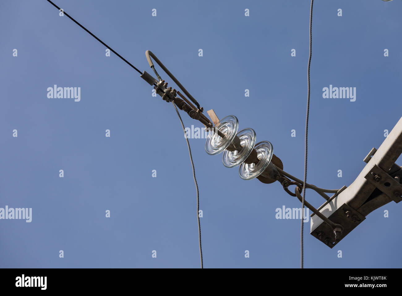 Glas Isolator an der Power Line. Isolierung von elektrischen Hochspannungsleitungen Stockfoto