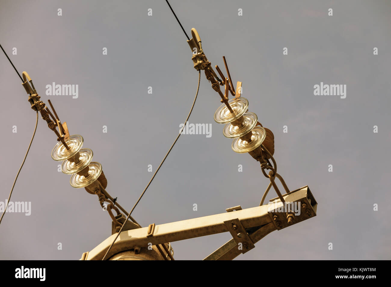 Glas Isolator an der Power Line. Isolierung von elektrischen Hochspannungsleitungen Stockfoto