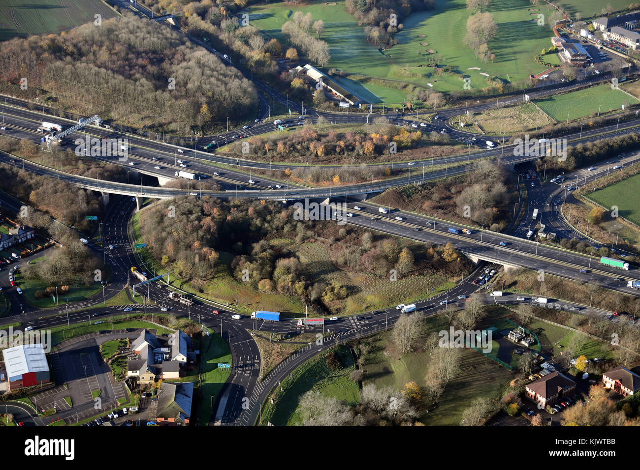 Luftaufnahme des M62 M606 Autobahnkreuz interchange In Cleckheaton, südlich von Bradford, West Yorkshire, UK Stockfoto