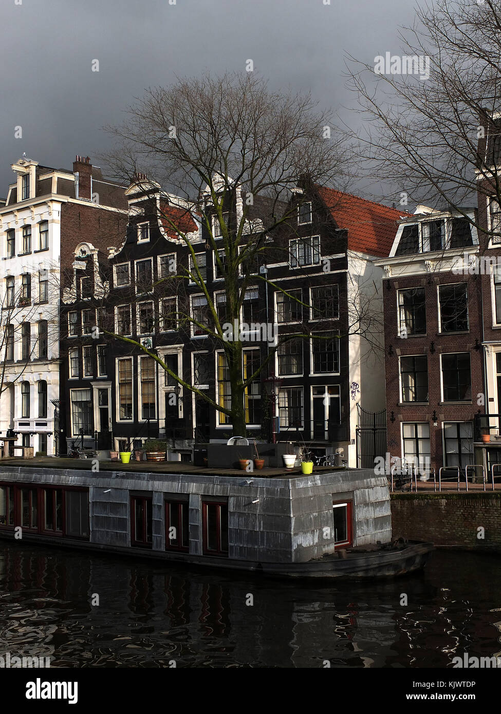 Amsterdam ist die Hauptstadt der Niederlande, die Stadt von Rembrandt, das Rijksmuseum, das Vincent Van Gogh Museum, Hafen, in der Winterpause, 17. Jahrhundert, elegante Häuser, Stockfoto