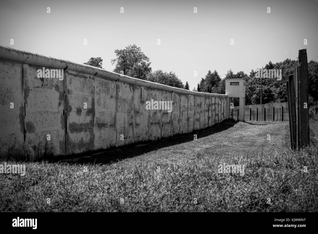 1989 hat die friedliche Revolution die Mauer zerfalle. Vor dem 9. November 1989 war der Eiserne Vorhang eine Todeszone in Deutschland: 245 Menschen, die aus der DDR fliehen wollten, wurden bei ihrem Versuch, diese unmenschliche Grenze zu überqueren, getötet. Mödlareuth, ein kleines Dorf, wurde durch diese Mauer in einem westlichen und östlichen Teil wie in Berlin getrennt. Aus diesem Grund wurde es als kleines Berlin bezeichnet. Das Foto wurde mit im Deutsch-Deutschen-Museum in Mödlareuth aufgenommen. Stockfoto