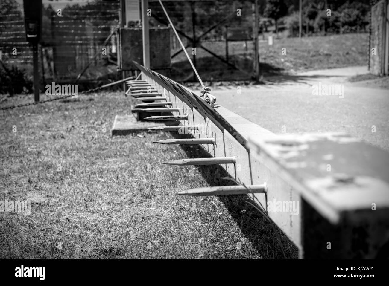 1989 hat die friedliche Revolution die Mauer zerfalle. Vor dem 9. November 1989 war der Eiserne Vorhang eine Todeszone in Deutschland: 245 Menschen, die aus der DDR fliehen wollten, wurden bei ihrem Versuch, diese unmenschliche Grenze zu überqueren, getötet. Die Barriere verhinderte, dass Autos und Lastwagen die Grenze überschreiten, wenn sie versuchen, die Grenze zu durchbrechen. Es sieht aus wie eine mittelalterliche Waffe. Das Foto wurde mit im Deutsch-Deutschen-Museum in Mödlareuth aufgenommen. Stockfoto