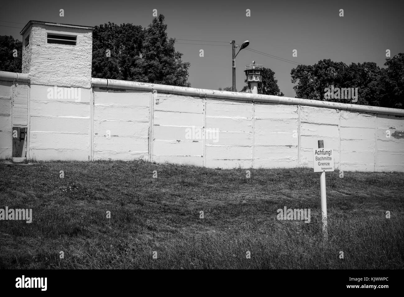 1989 hat die friedliche Revolution die Mauer zerfalle. Vor dem 9. November 1989 war der Eiserne Vorhang eine Todeszone in Deutschland: 245 Menschen, die aus der DDR fliehen wollten, wurden bei ihrem Versuch, diese unmenschliche Grenze zu überqueren, getötet. Mödlareuth, ein kleines Dorf, wurde durch diese Mauer in einem westlichen und östlichen Teil wie in Berlin getrennt. Aus diesem Grund wurde es als kleines Berlin bezeichnet. Das Foto wurde mit im Deutsch-Deutschen-Museum in Mödlareuth aufgenommen. Stockfoto