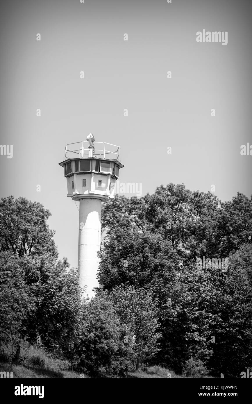 1989 hat die friedliche Revolution die Mauer zerfalle. Vor dem 9. November 1989 war der Eiserne Vorhang eine Todeszone in Deutschland: 245 Menschen, die aus der DDR fliehen wollten, wurden bei ihrem Versuch, diese unmenschliche Grenze zu überqueren, getötet. Mödlareuth, ein kleines Dorf, wurde durch diese Mauer in einem westlichen und östlichen Teil wie in Berlin getrennt. Aus diesem Grund wurde es als kleines Berlin bezeichnet. Das Foto wurde mit im Deutsch-Deutschen-Museum in Mödlareuth aufgenommen. Stockfoto