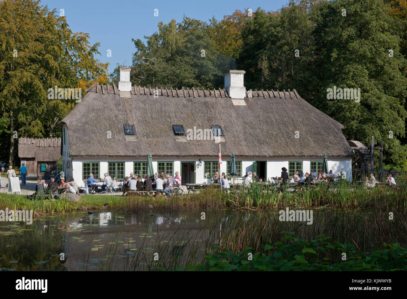 Alte Dänische Wassermühle Hammermøllen, der Hammer Mühle, in Hellebaek in Nordseeland, Dänemark - Historische gun Factory, jetzt ein Cafe, Museum und Event Center Stockfoto