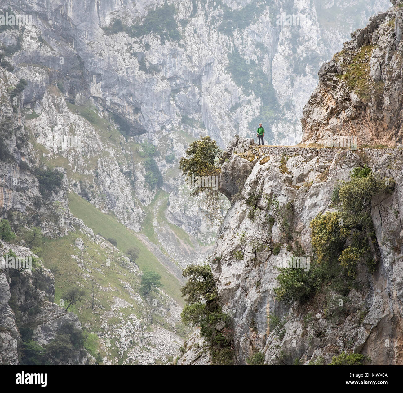 Wandern In Der Cares Schlucht Eine Tiefe Und Dramatische Schlucht Laufen Durch Die Picos De Europa Im Norden Spaniens Stockfotografie Alamy