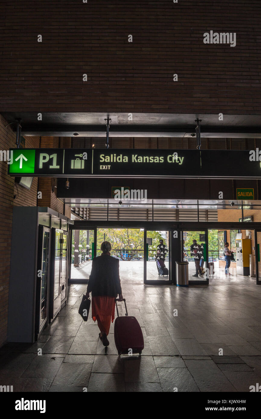 Ein Passagier verlassen Bahnhof Santa Justa durch die Kansas City verlassen, Sevilla, Andalusien, Spanien Stockfoto