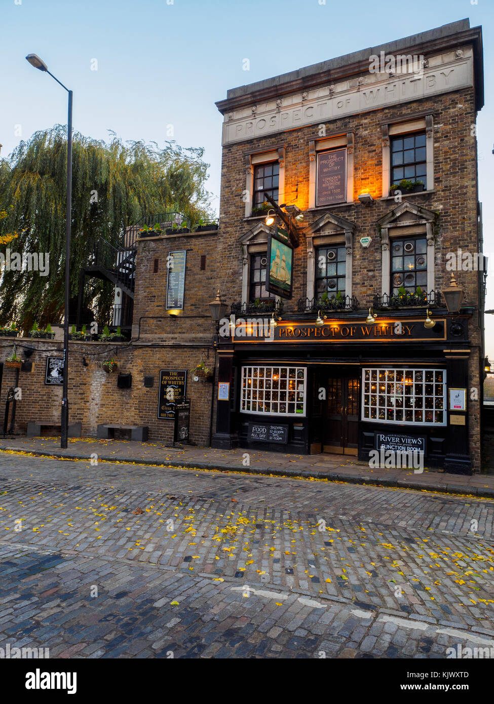 Die Aussicht von Whitby ist die älteste Riverside Taverne, aus der Zeit um 1520 - London, England Stockfoto