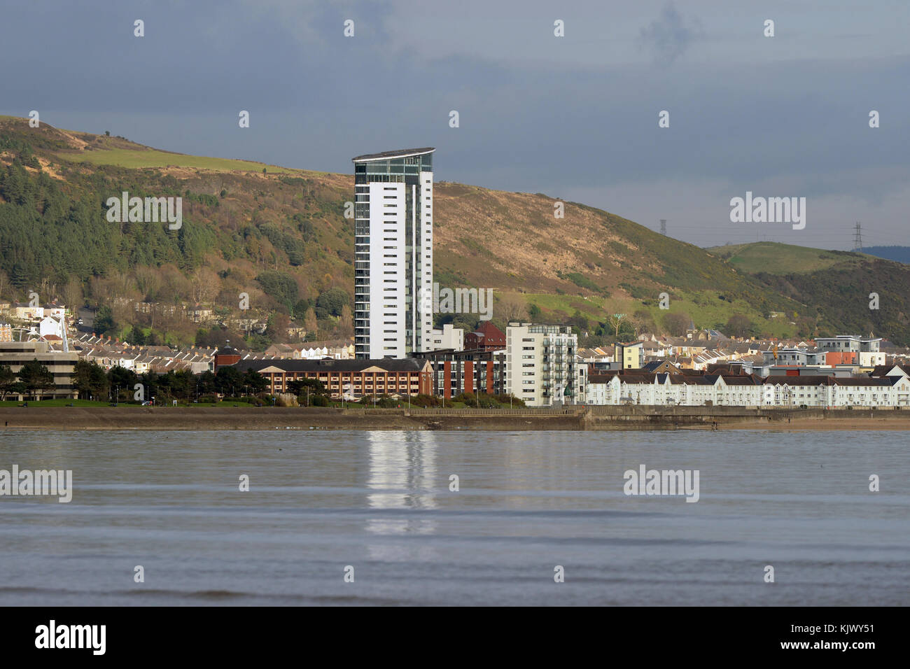 Swansea City Kultur Angebot 2021 Swansea Marina Viertel mit Gebäuden und Reflexionen in der Bucht gesehen von mumbles. Meer Stadt. Stockfoto