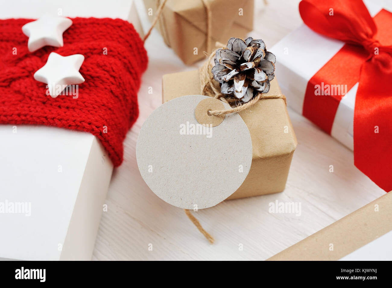 Mockup Weihnachten kraft Geschenkboxen und Tag auf Holzbrett Stockfoto