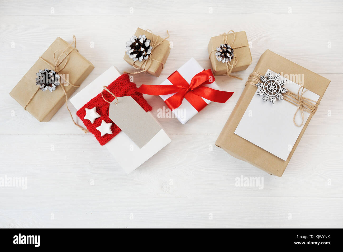 Mockup Weihnachten Hintergrund mit Dekorationen und roten Geschenkboxen auf Holzbrett. Flach, Ansicht von oben Foto Mock up Stockfoto