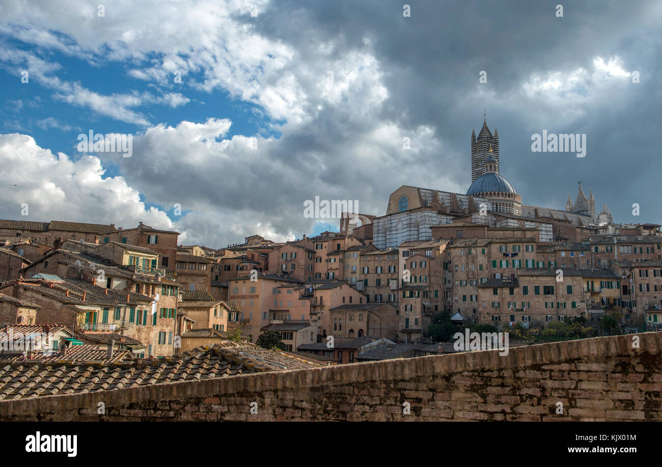 Blick auf Santa Maria Catedral, Siena, Toskana, Italien mit dramatischen bewölkter Himmel, Tageszeit Stockfoto