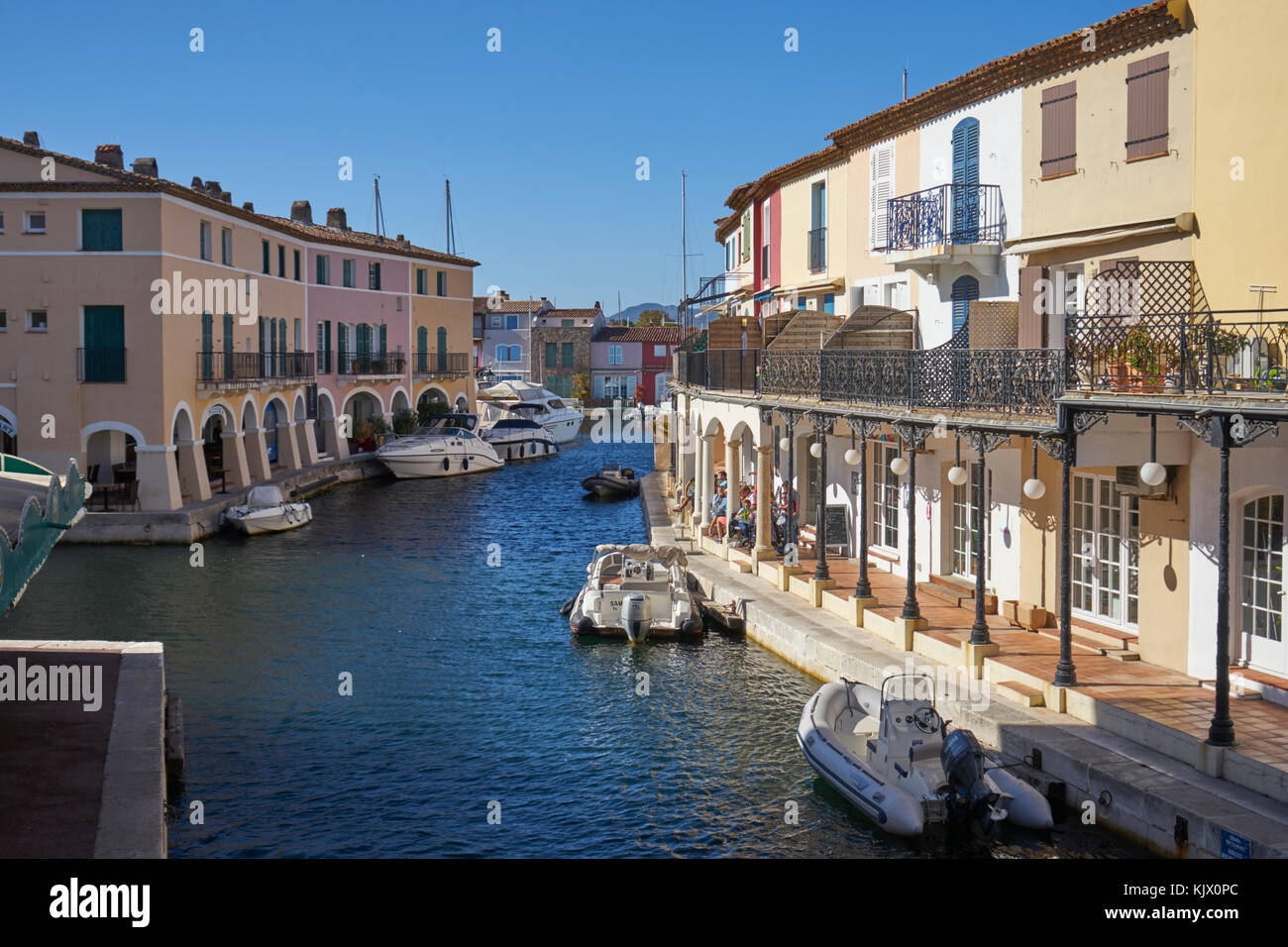 Port Grimaud Dorf und Hafen, in der Nähe St Tropez, Cote d'Azur, Riviera, Südfrankreich Stockfoto