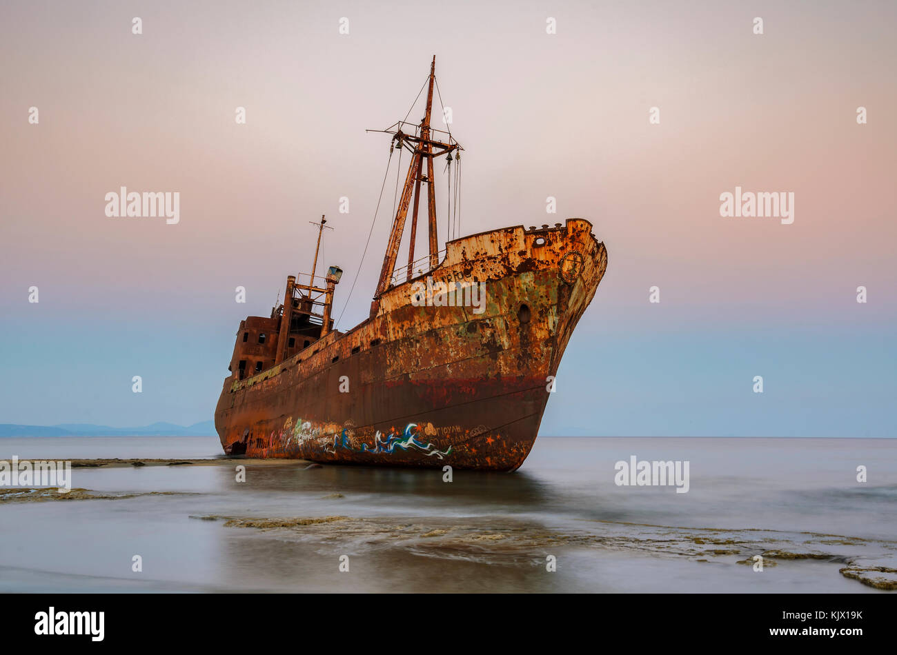 Das berühmte Schiffswrack Agios Dimitrios in der Nähe von Gythio. Lakonien - Griechenland Stockfoto