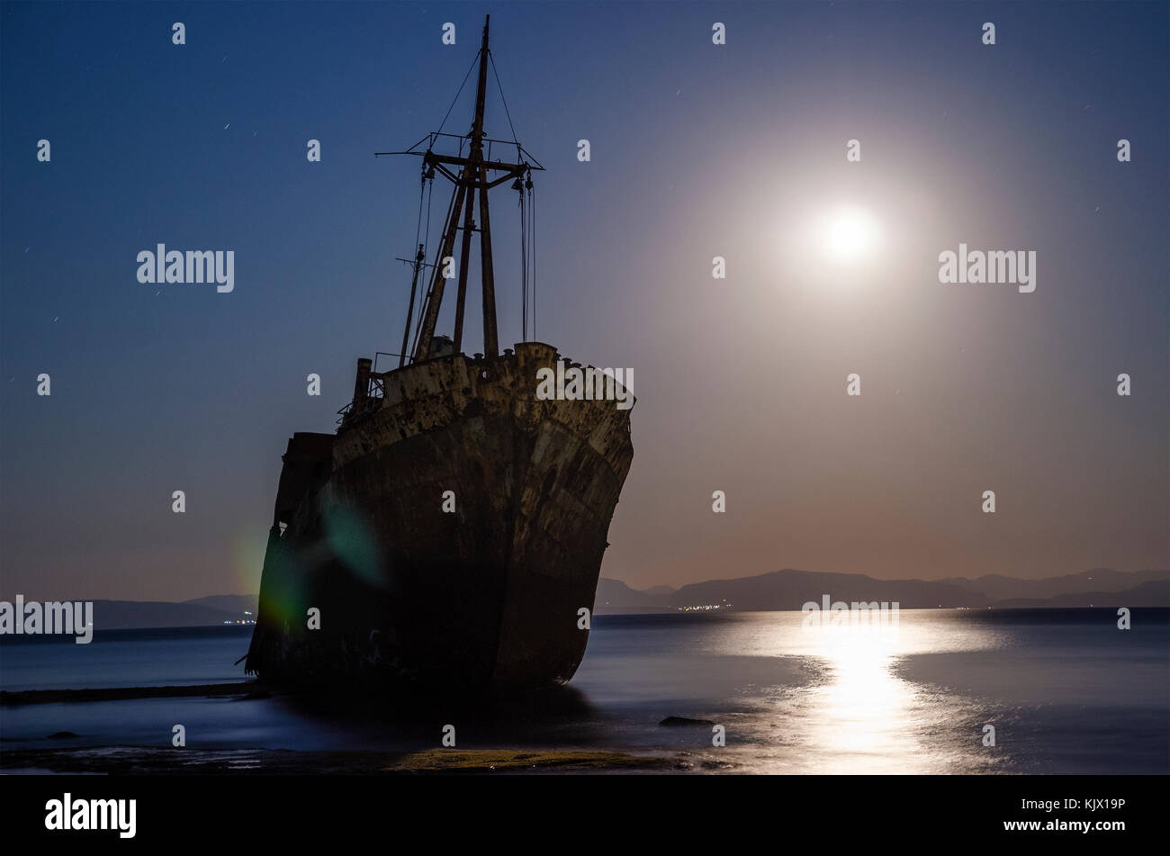 Das berühmte Schiffswrack Agios Dimitrios in der Nähe von Gythio. Lakonien - Griechenland Stockfoto