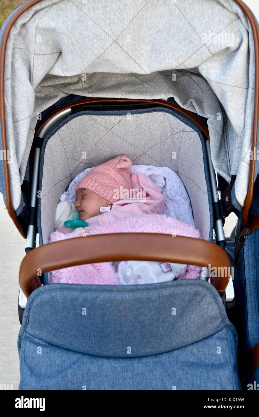 Neugeborenes Baby im Kinderwagen gebündelt Stockfotografie - Alamy