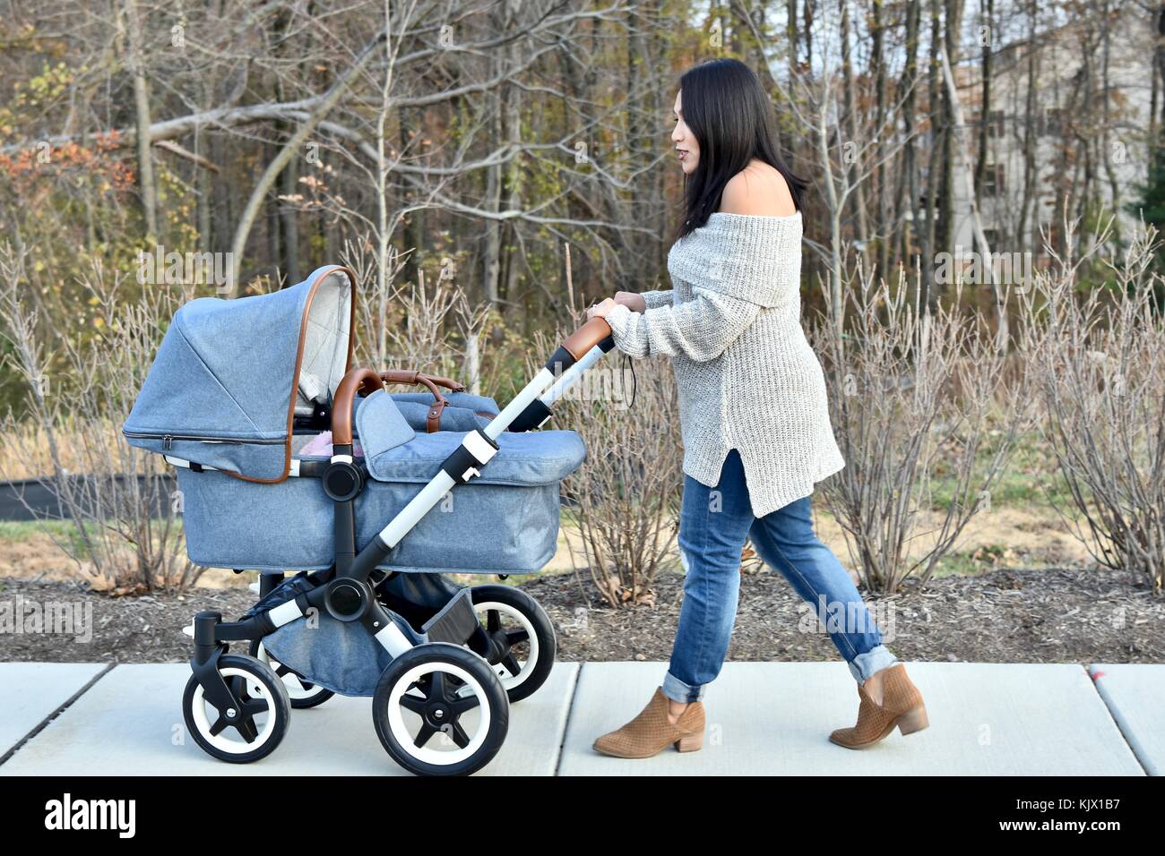 Neue Mutter schieben bugaboo Kinderwagen Stockfoto