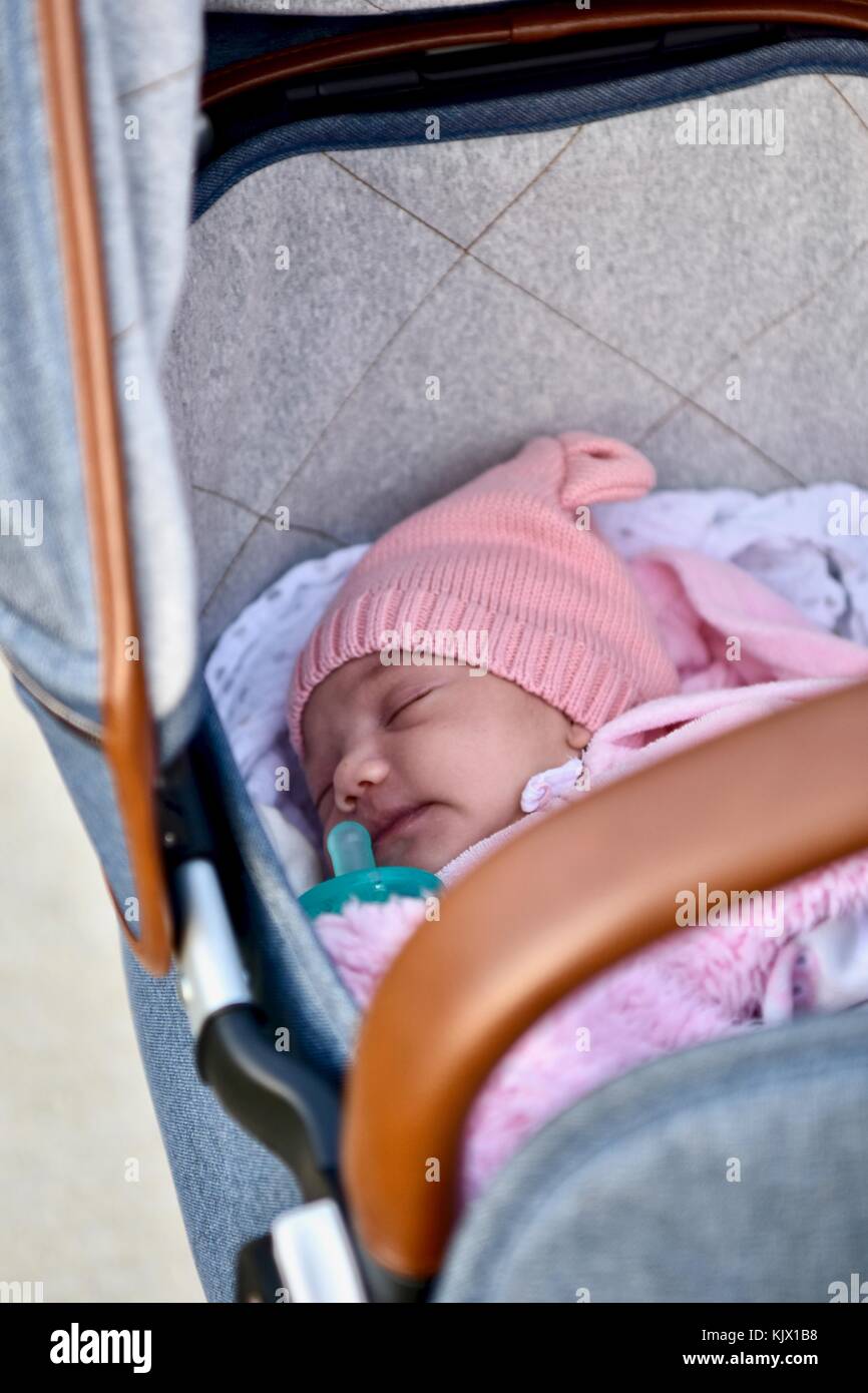 Neugeborenes Baby im Kinderwagen gebündelt Stockfotografie - Alamy