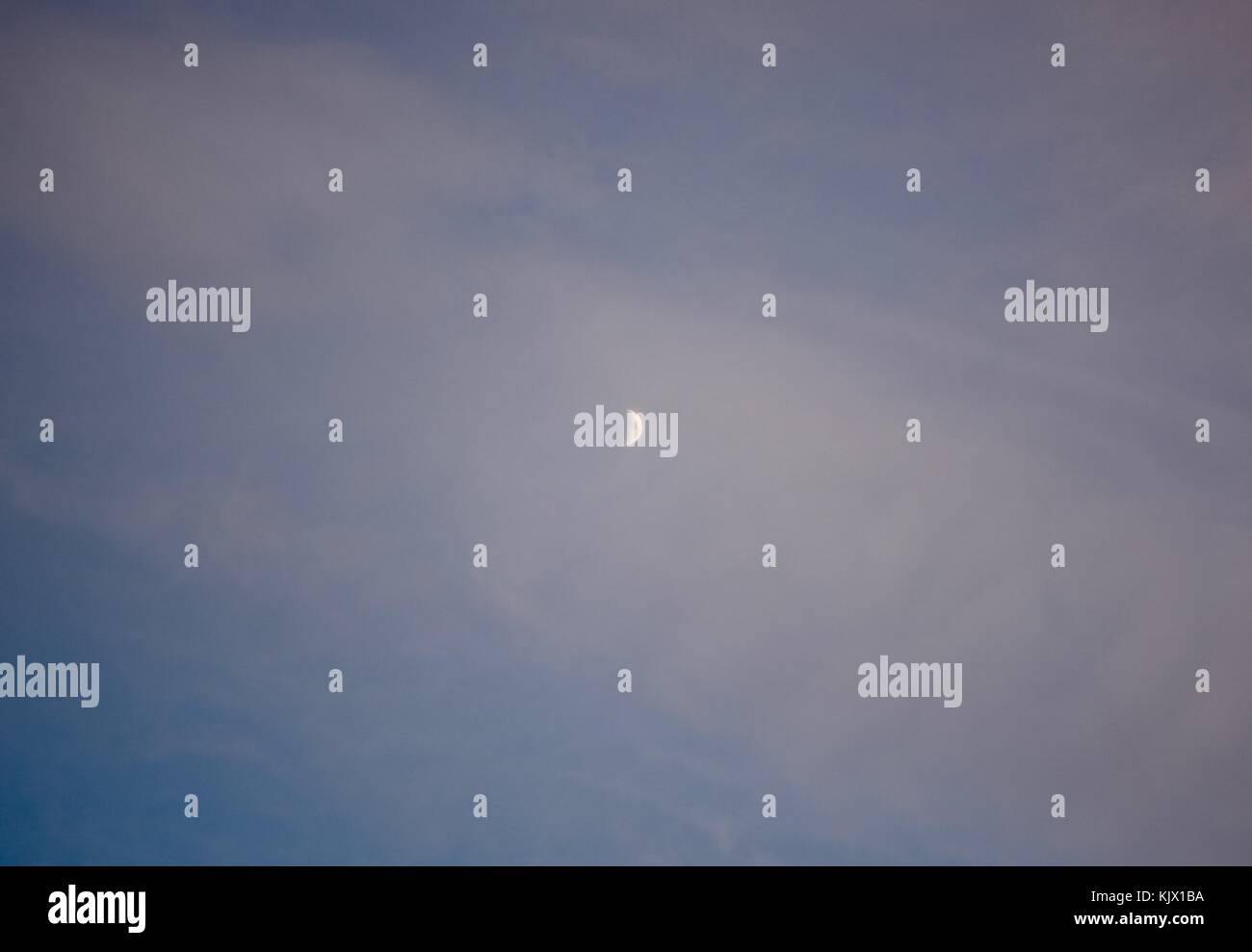 Sichtbarer Mond am frühen Abend Stockfoto