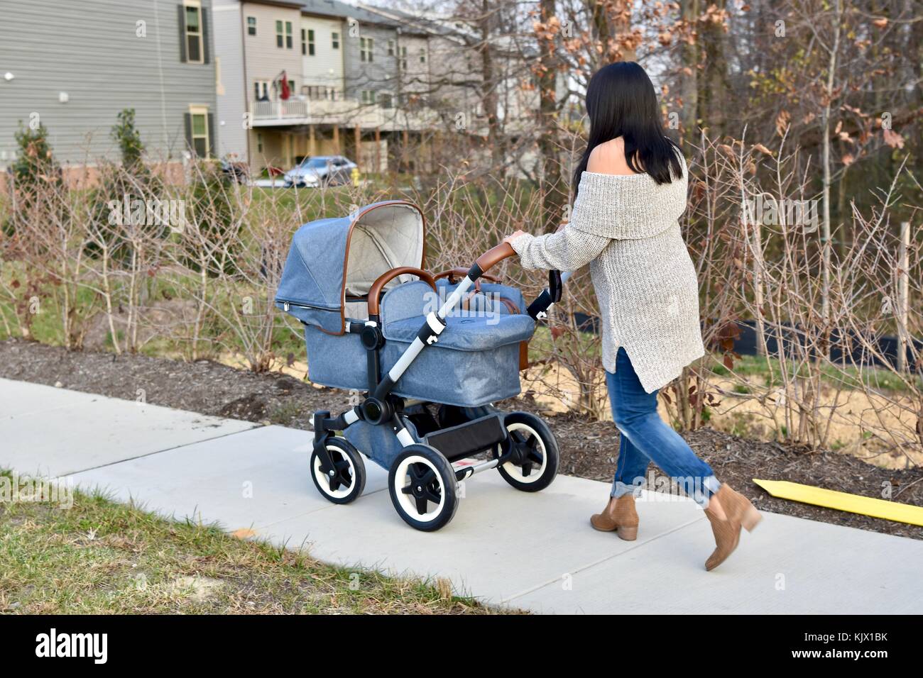 Neue Mutter schieben bugaboo Kinderwagen Stockfoto