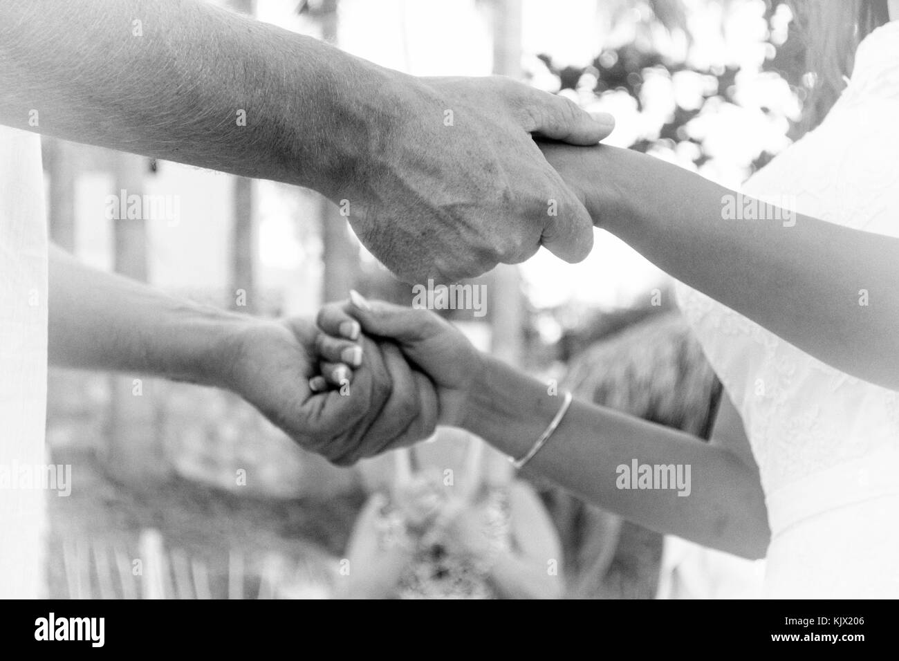 Braut und Bräutigam, Hände halten, Küste, Los Barriles Baja, Kalifornien, Sur, Mexiko. Stockfoto