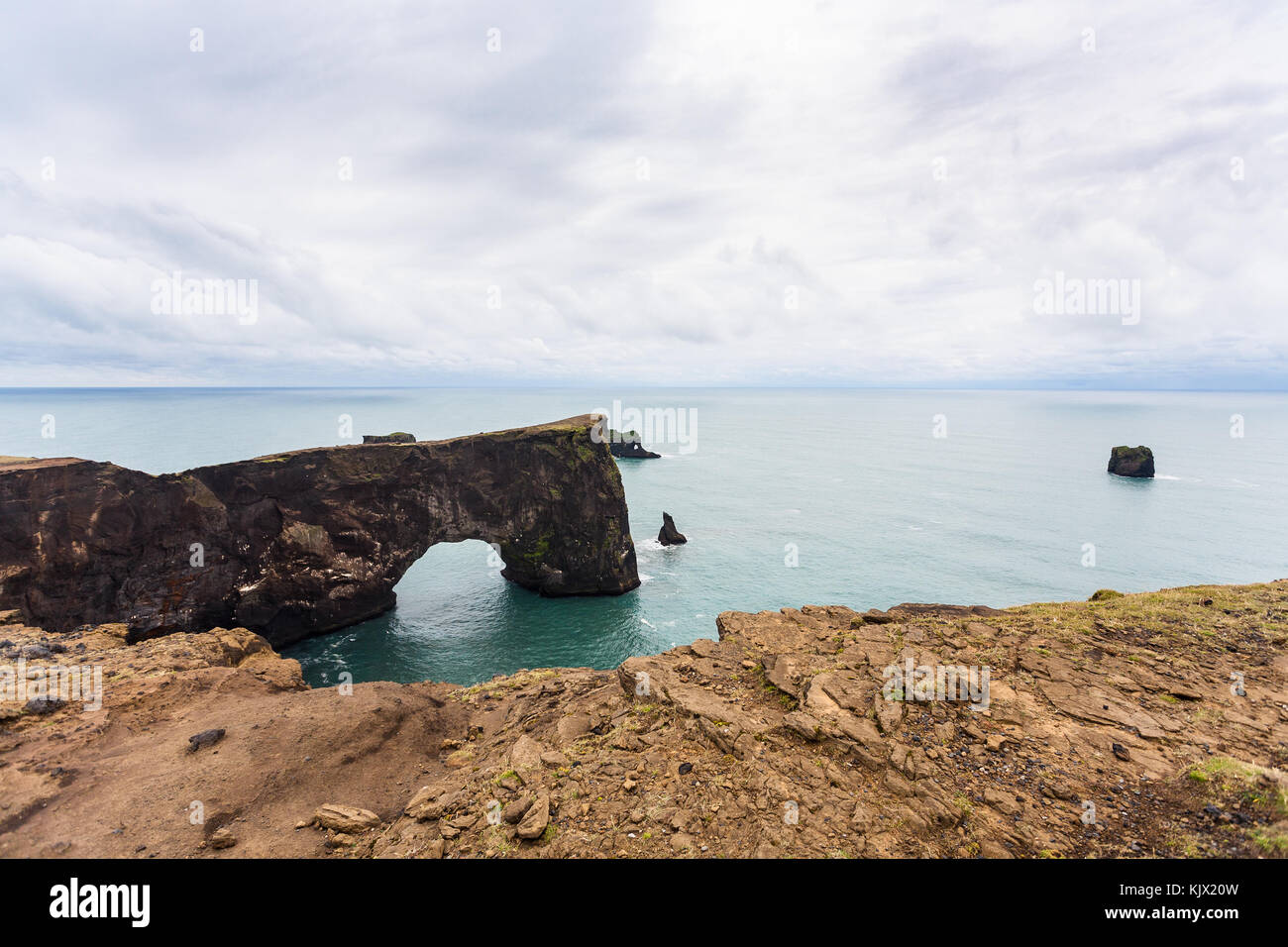 Reisen nach Island - vulkanische Bogen auf dyrholaey Landzunge, in der Nähe von Vik i myrdal Dorf am Atlantik Südküste in Katla Geopark im September Stockfoto