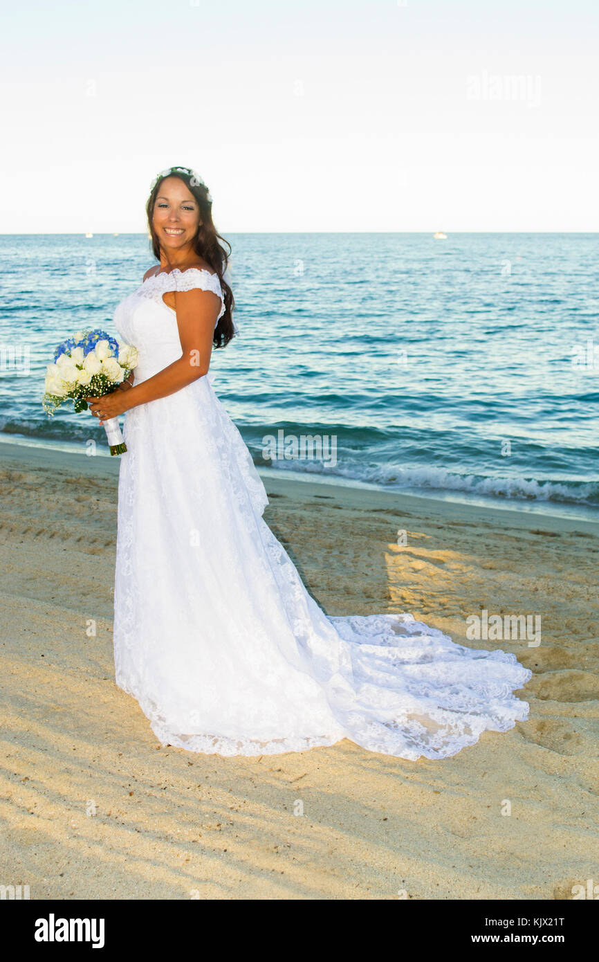Braut am Strand mit Blumenstrauß posiert, Küste, Los Barriles Baja, Kalifornien, Sur, Mexiko. Stockfoto