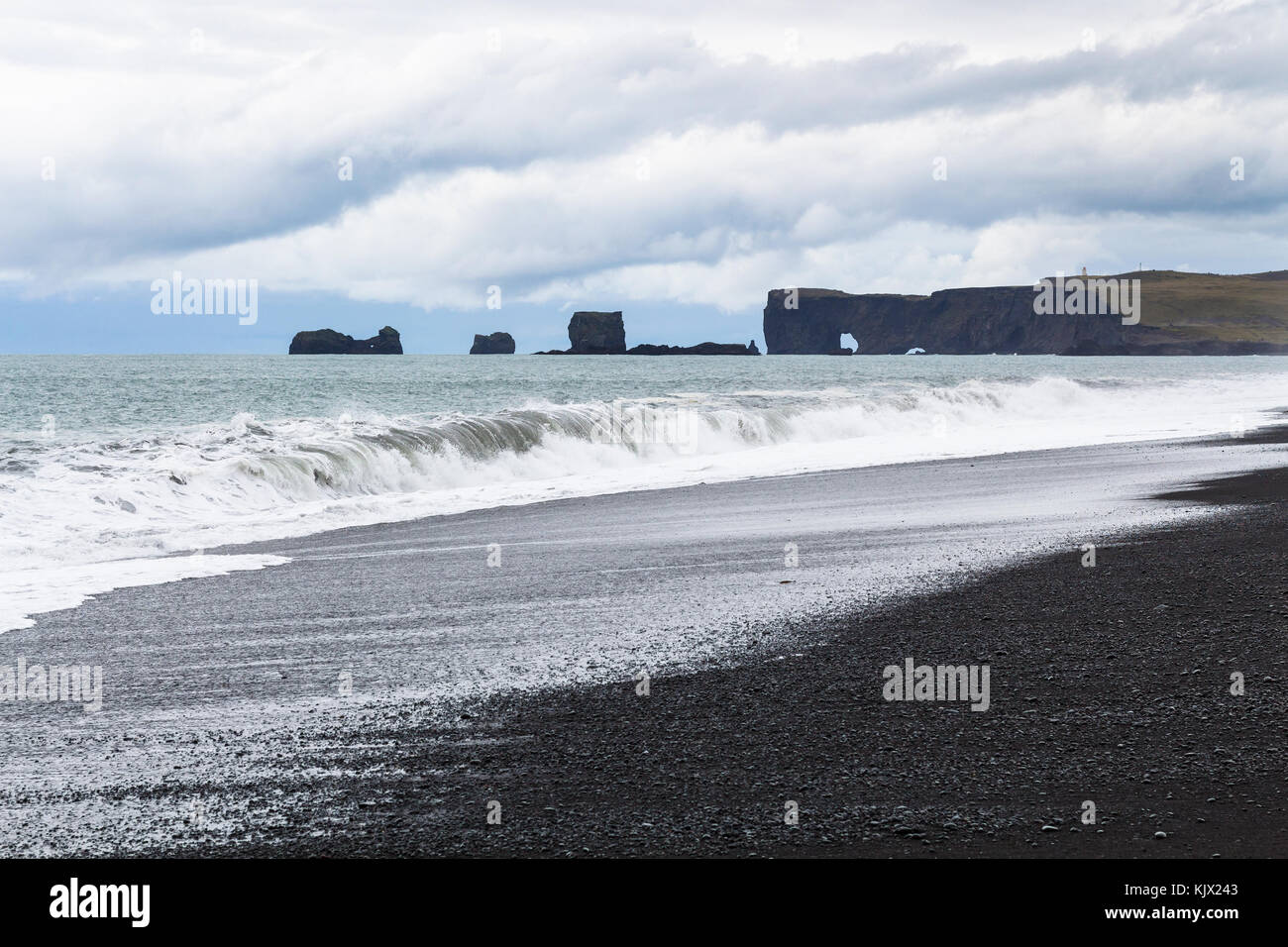 Reisen nach Island - Blick auf reynisfjara Black Sand Beach und Kap dyrholaey in Island, in der Nähe von Vik i myrdal Dorf am Atlantik Südküste in katla Geo Stockfoto