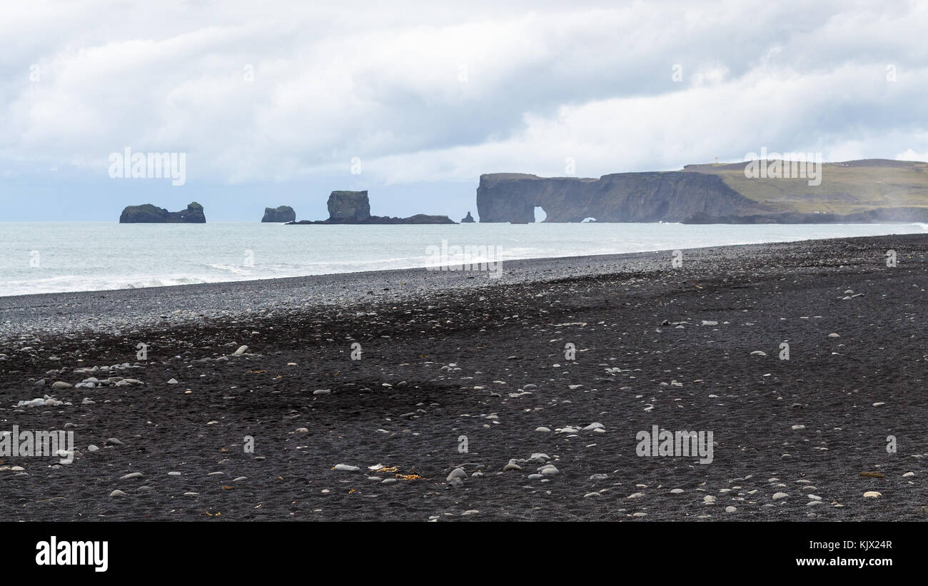 Reisen nach Island - reynisfjara schwarze Sandstrand und Blick auf Kap dyrholaey in Island, in der Nähe von Vik i myrdal Dorf am Atlantik Südküste in katla Geo Stockfoto