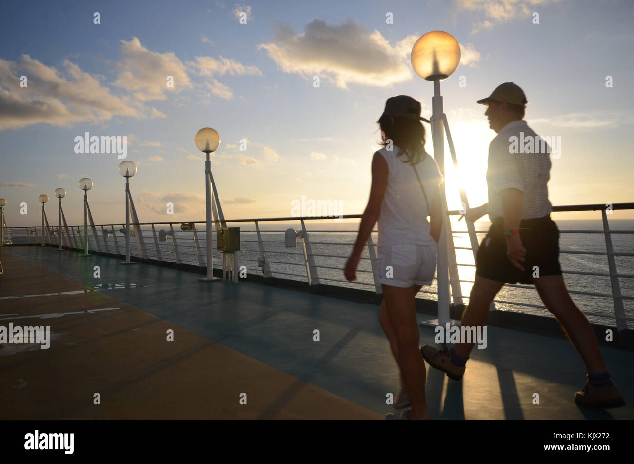 Zwei Personen genießen ein Spaziergang auf einem Kreuzfahrtschiff Stockfoto