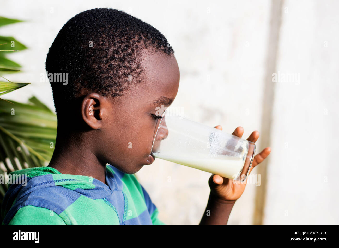 Junge trinkt Milch in ein Glas. Stockfoto