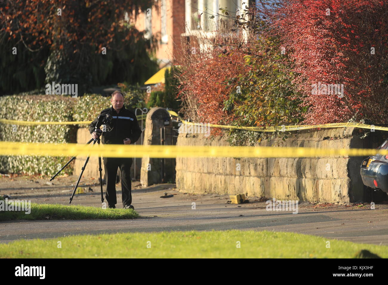 Die Polizei am Ort, an dem ein gestohlenes Auto in der Stonegate Road, Leeds, mit einem Baum zusammenstieß. Die Polizei von West Yorkshire sagte, dass fünf Menschen getötet wurden, darunter drei Kinder. Stockfoto