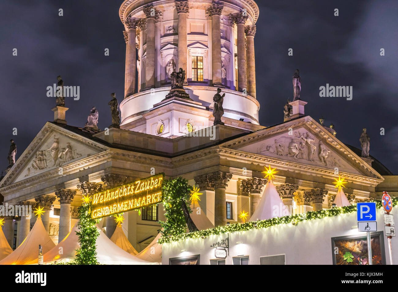 Blick über den Weihnachtsmarkt "Weihnachtszauber Gendarmenmarkt" mit der beleuchteten Neue Kirche (Deutscher Dom) im Hintergrund, Berlin, Deutschland Stockfoto