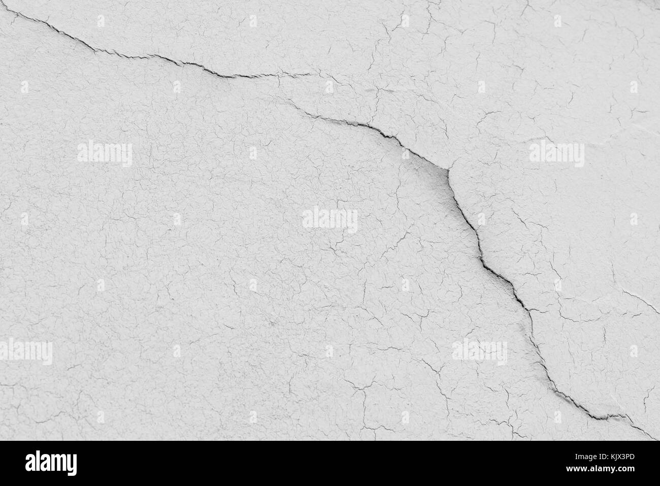 Weiße Haus Wand mit vielen Rissen Stockfoto