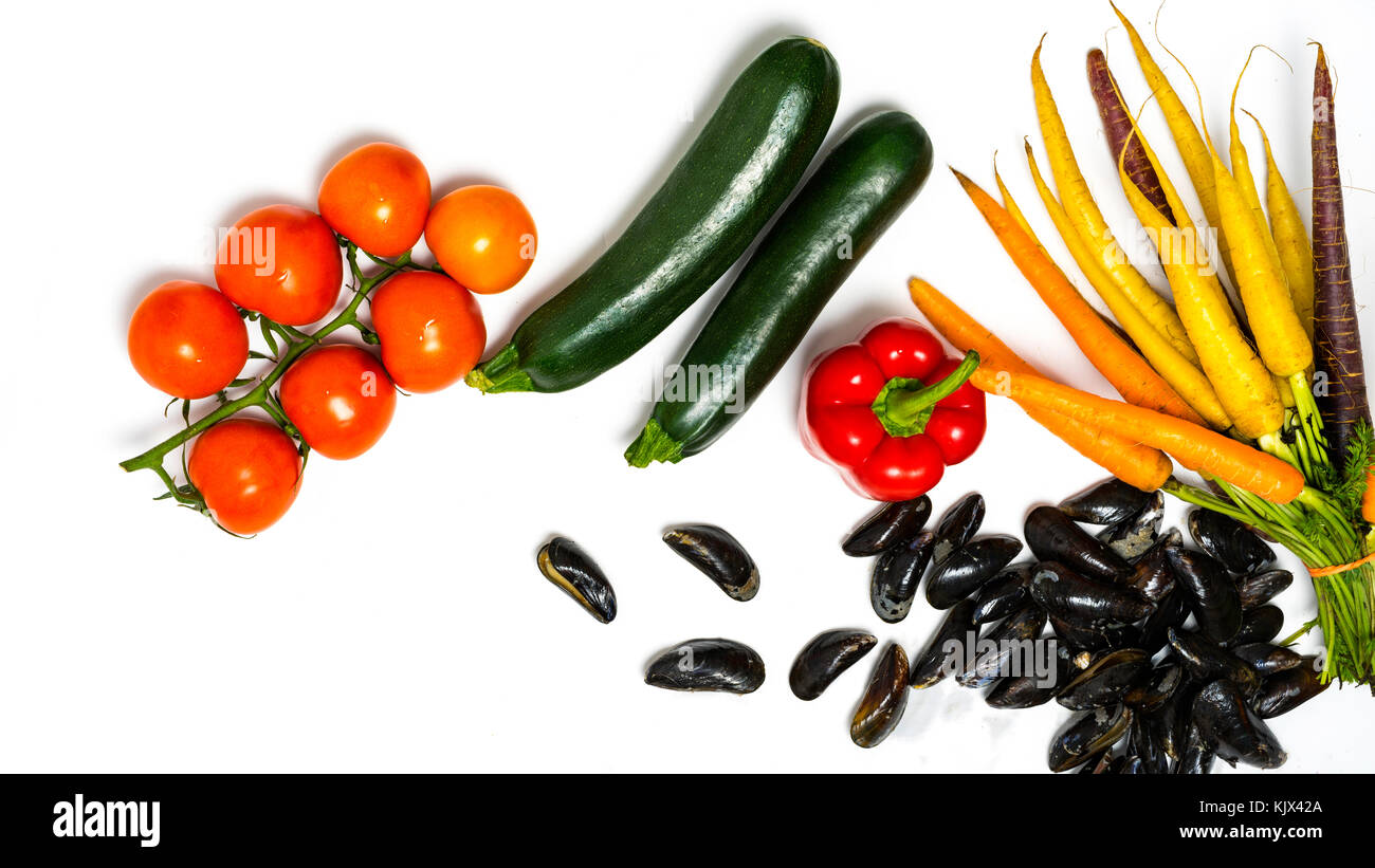 Gemüse. frische Tomaten. bunte Gemüse Hintergrund. gesunde Gemüse studio Foto. Auswahl von frischem Gemüse. Stockfoto