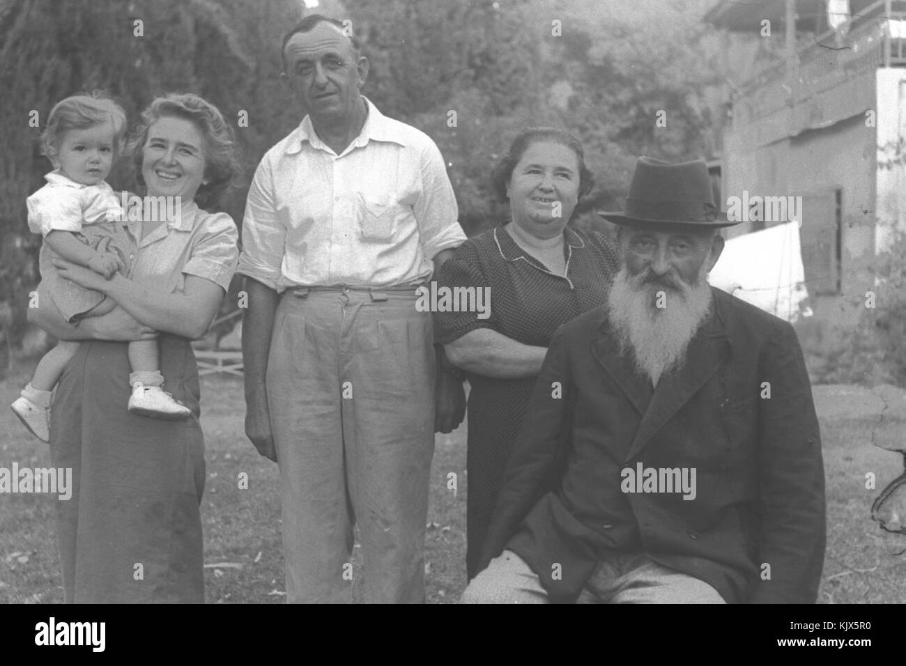 Vier Generationen DER FAMILIE ROSENFELD im Kibbuz Degania B. GROSSVATER Ya'acov, SOHN MOSHE UND FRAU MIRIAM, ENKELIN NEOMI und URENKEL YD 15 009 Stockfoto