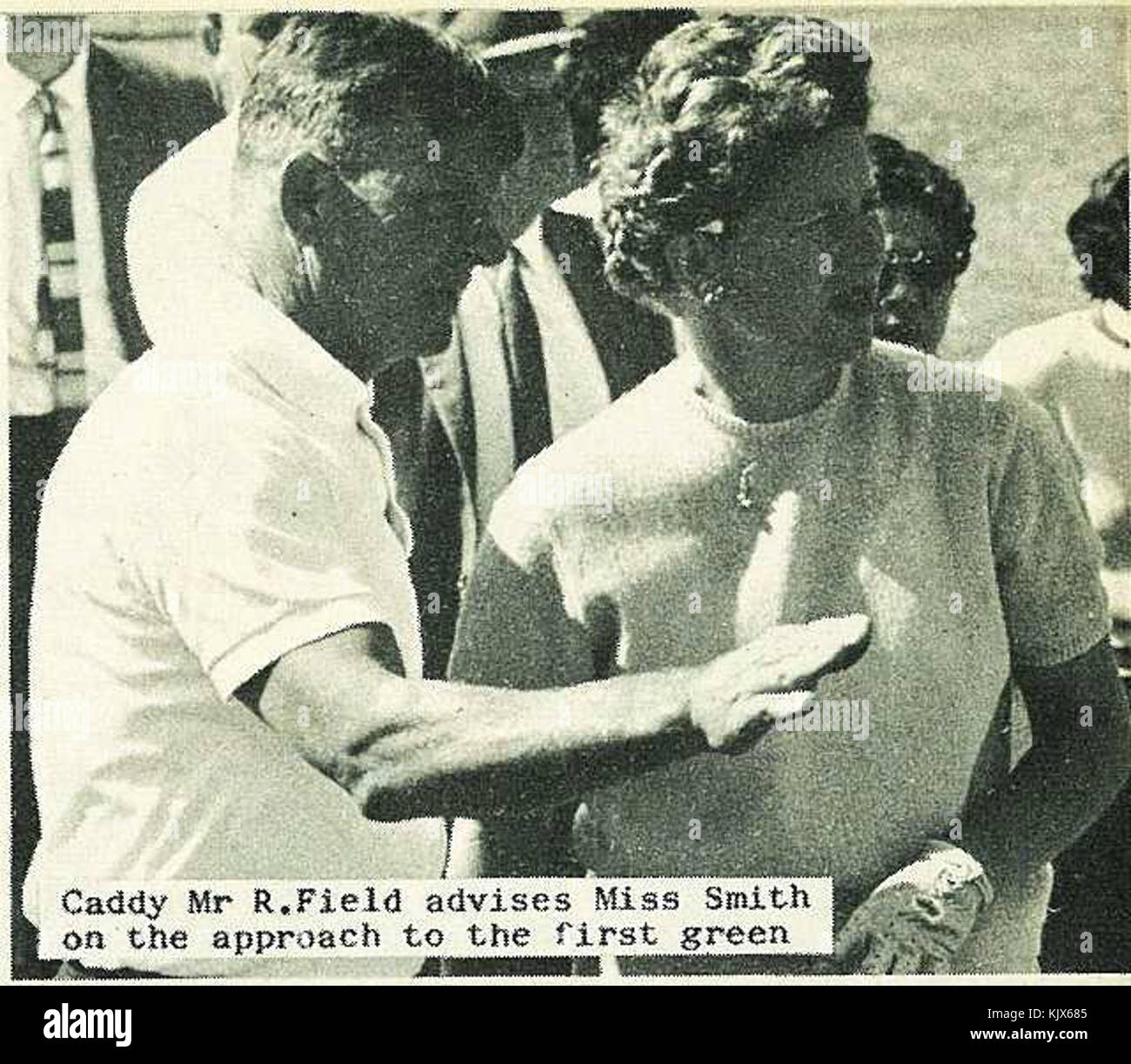 Caddy Herr R. Feld berät Miss Smith auf das Konzept für die erste grüne Gisborne foto Nachrichten Stockfoto