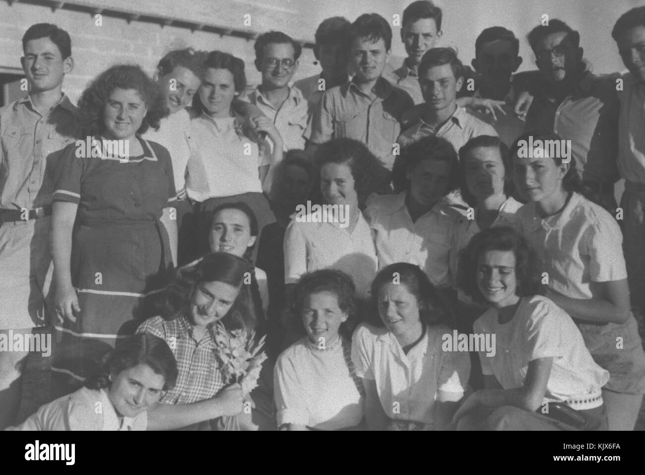 Yitzhak Navon, ein Lehrer an der Beit Hakerem Sekundarschule in Jerusalem, ist auf diesem Foto mit einer Gruppe seiner Schüler in einem Sommerarbeitslager zu sehen. Navon wurde später der 5. Präsident Israels. Stockfoto