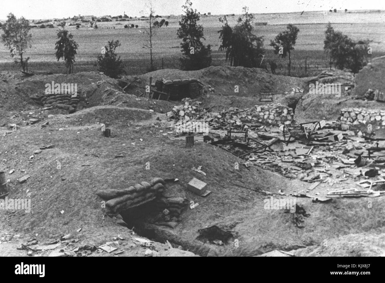 Ein historisches Foto, das die Zerstörung im Kibbuz Beit Eshel zeigt und die Auswirkungen des Konflikts in der Region zeigt. Stockfoto
