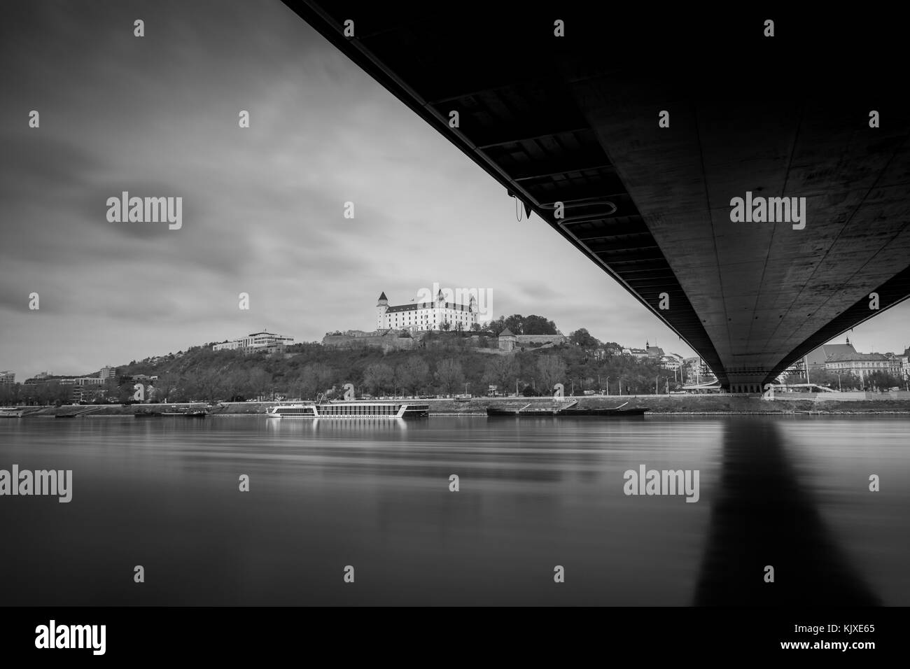 Schloss in Bratislava über den Fluss Dunabe, die Hauptstadt der Slowakei. Die Schwarz-Weiß-Fotografie Stockfoto