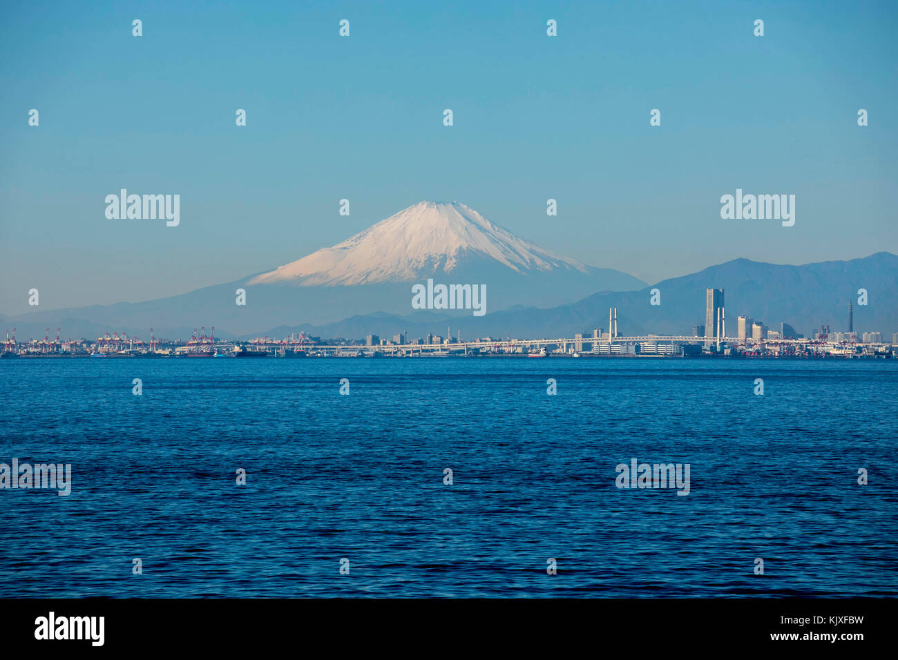 Der Fuji ist von der Tokyo-wan-Aqua-Line aus wunderschön zu sehen. Kredit: Yuichiro Tashiro Stockfoto