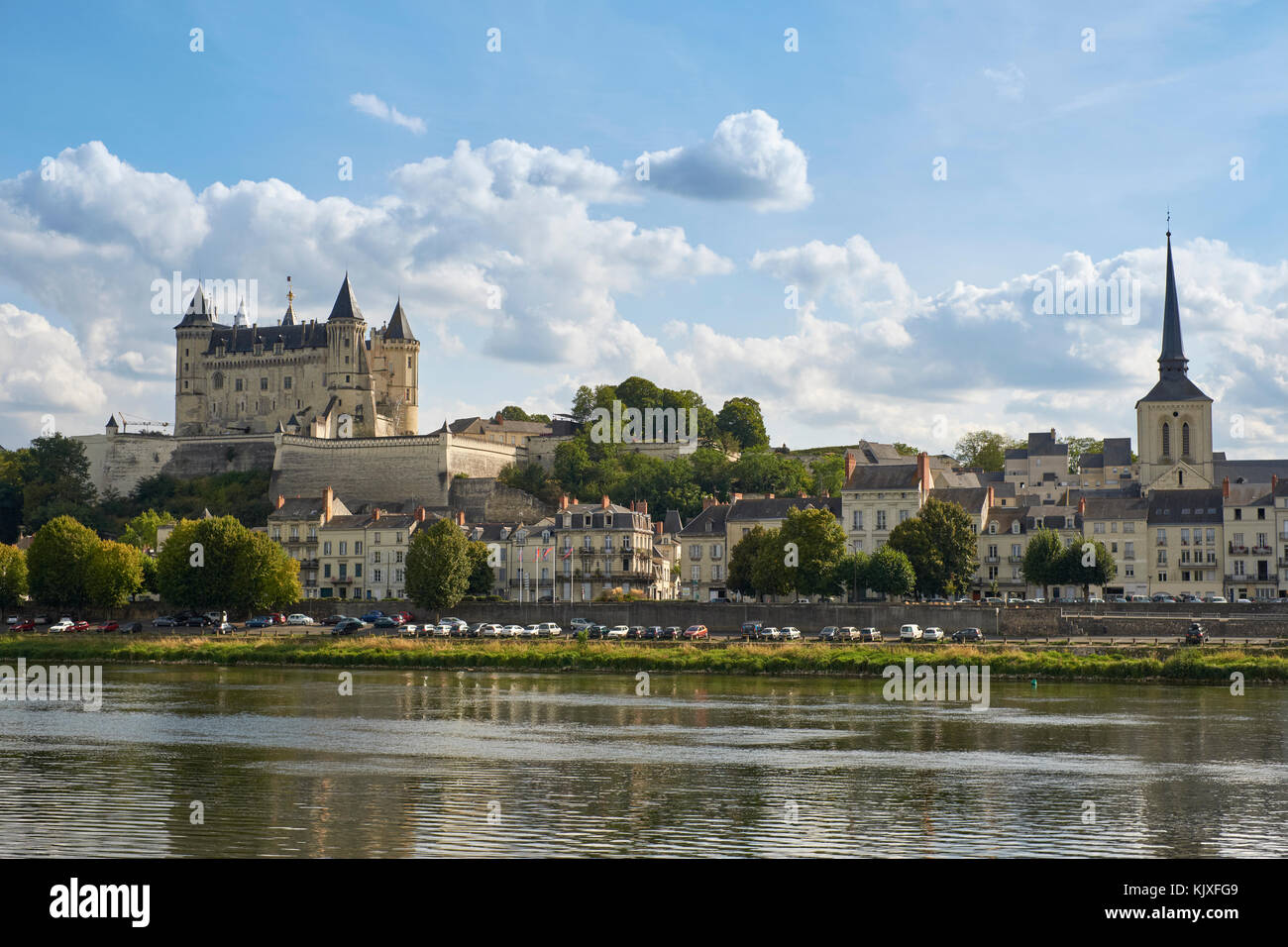 Die historische Altstadt und Schloss von Saumur an der Loire in Frankreich. Stockfoto