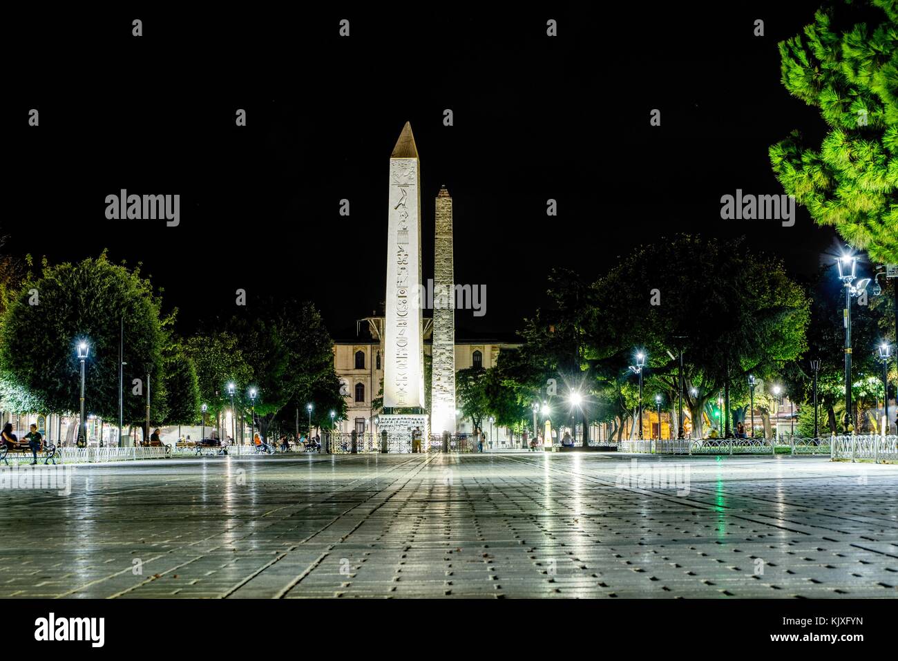 Istanbul, Türkei - 20 September 2017: Obelisk von Theodosius im antiken Hippodrom Platz in Istanbul, Aussicht bei Nacht mit Personen sitzen auf Bänken Stockfoto