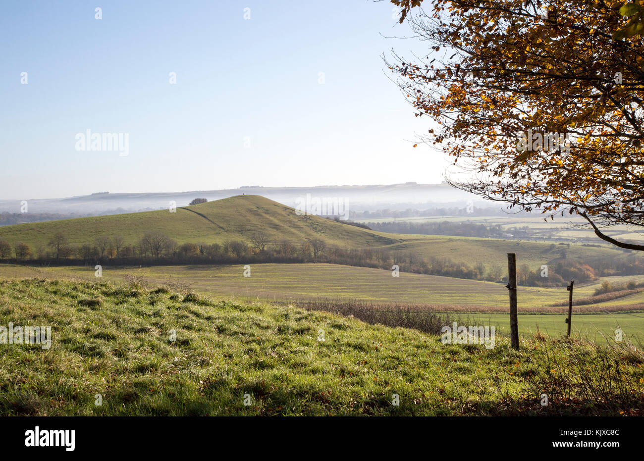 Abholung Hill chalk Ausreißer Landschaft misty Valley, Vale von Pewsey, von Woodborough Hill, Wilcot, Wiltshire, England, Großbritannien Stockfoto