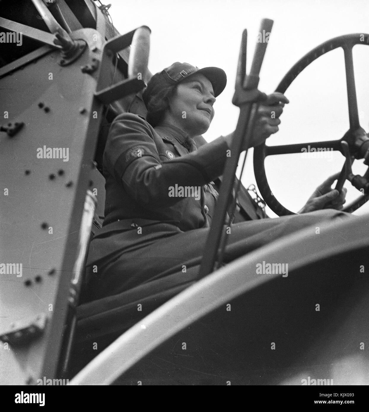 C 1941. Fotografische Funktion zur Veranschaulichung einige der Alltag der Frauen in der mechanisierten Verkehrs Korps - MTC. Dies war eine britische Frauen zivile uniformierte Organisation, Treiber für Ministerien und andere Behörden im Zweiten Weltkrieg zur Verfügung gestellt. Mitglieder fuhren auch Dienstwagen, auch für ausländische Würdenträger und Ambulanzen in den Blitz. Foto von Tony Henshaw Stockfoto