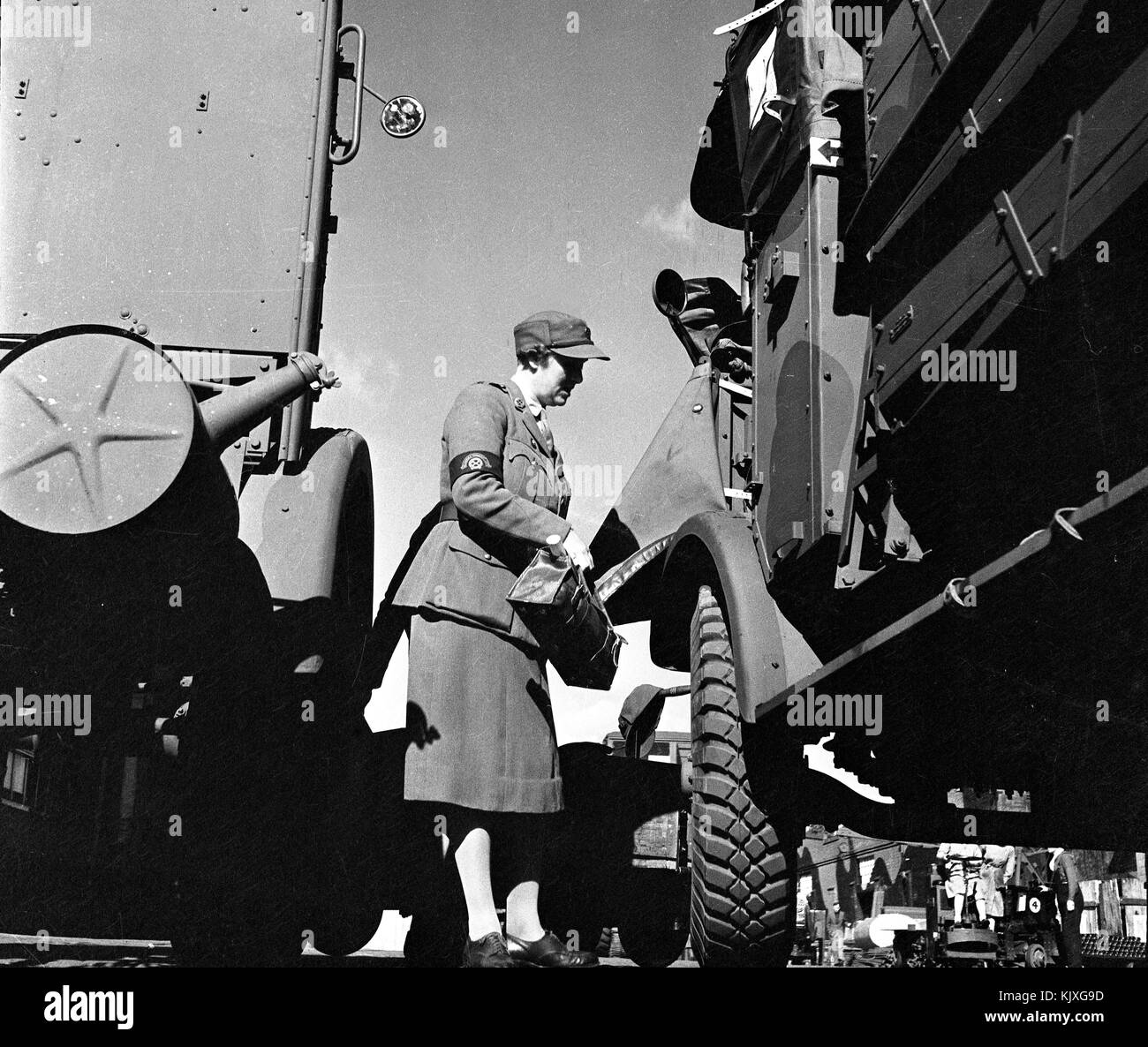 C 1941. Fotografische Funktion zur Veranschaulichung einige der Alltag der Frauen in der mechanisierten Verkehrs Korps - MTC. Dies war eine britische Frauen zivile uniformierte Organisation, Treiber für Ministerien und andere Behörden im Zweiten Weltkrieg zur Verfügung gestellt. Mitglieder fuhren auch Dienstwagen, auch für ausländische Würdenträger und Ambulanzen in den Blitz. Foto von Tony Henshaw Stockfoto