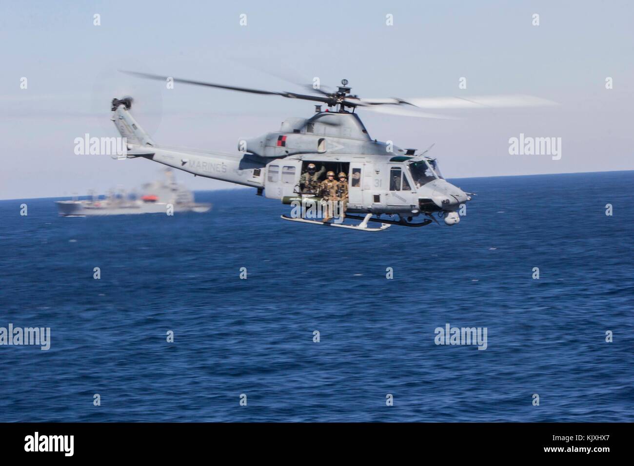 Us-Marines mit dem Maritimen Raid-Kraft (MRF), 26 Marine Expeditionary Unit (MEU) für eine simulierte besuchen, Board, Durchsuchung und Beschlagnahme (VBSS) m abweichen Stockfoto