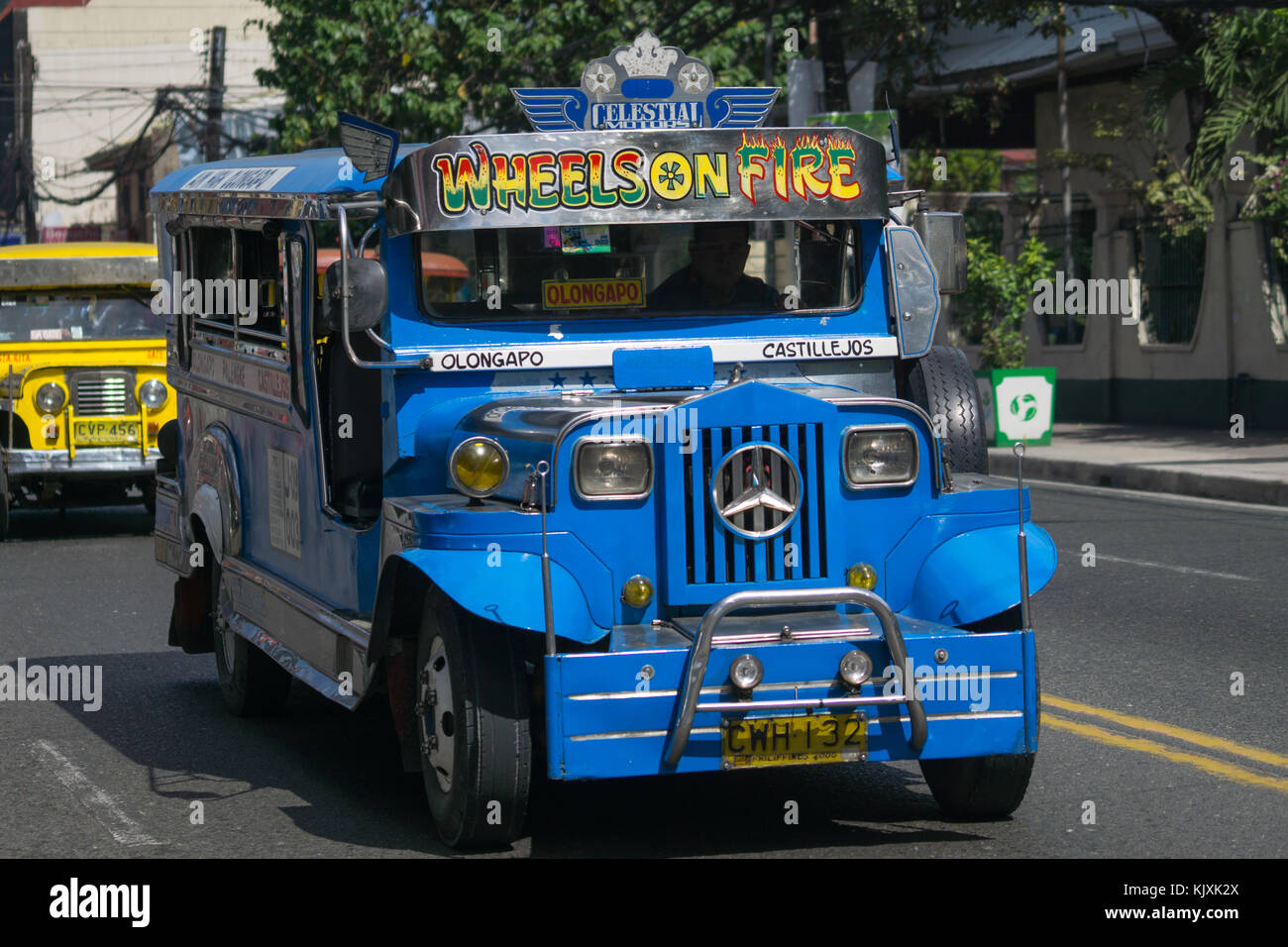 Eine blaue Public Utility Jeepney Fahrzeug in Olongapo City, Bataan, Philippinen angetrieben Stockfoto