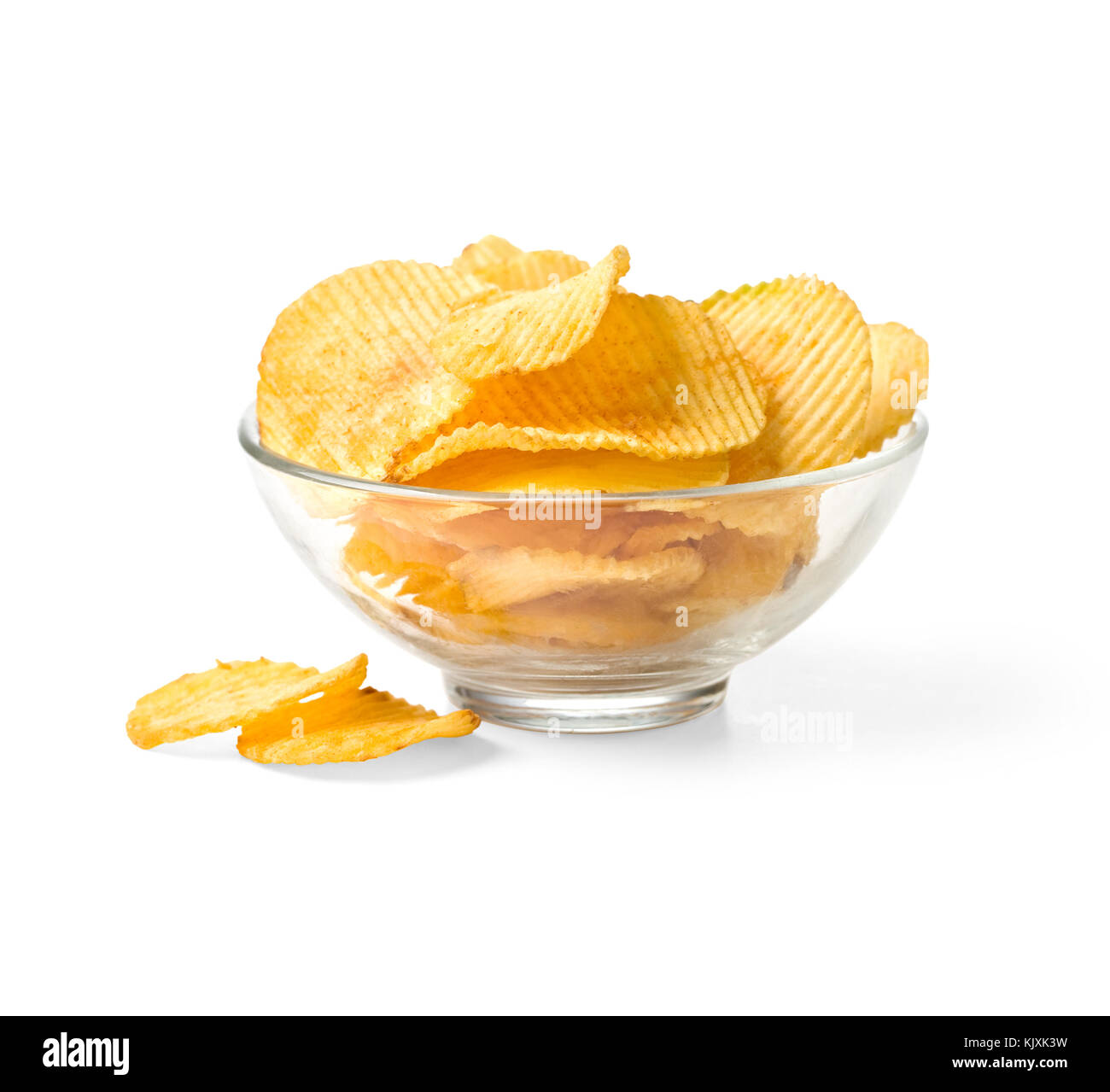 Leckere Chips in der Schüssel auf weißem isoliert. mit Freistellungspfad Stockfoto